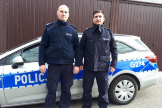 Wieliczka: Policjanci uratowali kobietę z małym dzieckiem z płonącego domu!
