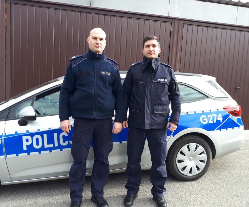 Wieliczka: Policjanci uratowali kobietę z małym dzieckiem z płonącego domu