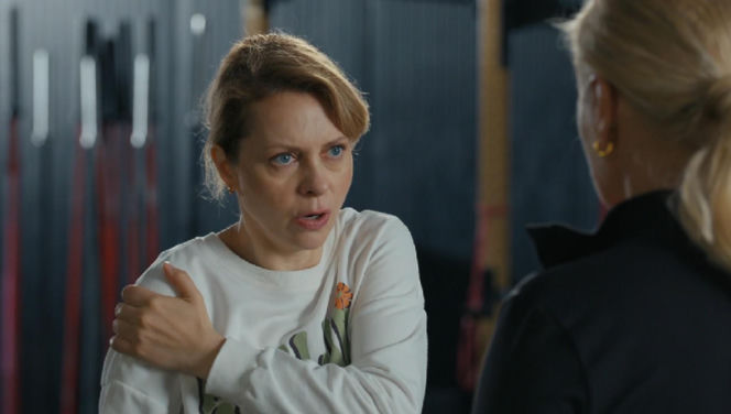 Barwy szczęścia, odcinek 3318. Dorota Kujawiak (Karina Seweryn), Justyna (Sylwia Juszczak-Krawczyk)