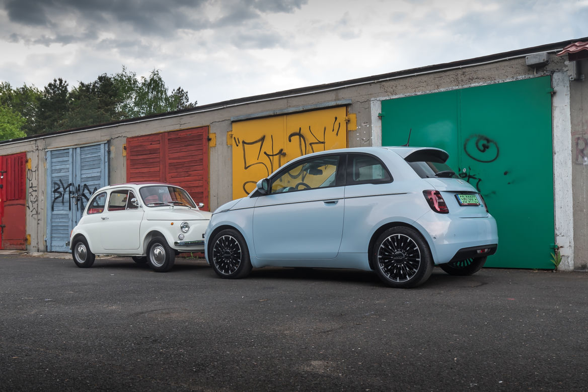 Elektryczny Fiat 500e i klasyczny Fiat 500