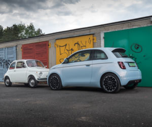 Elektryczny Fiat 500e i klasyczny Fiat 500