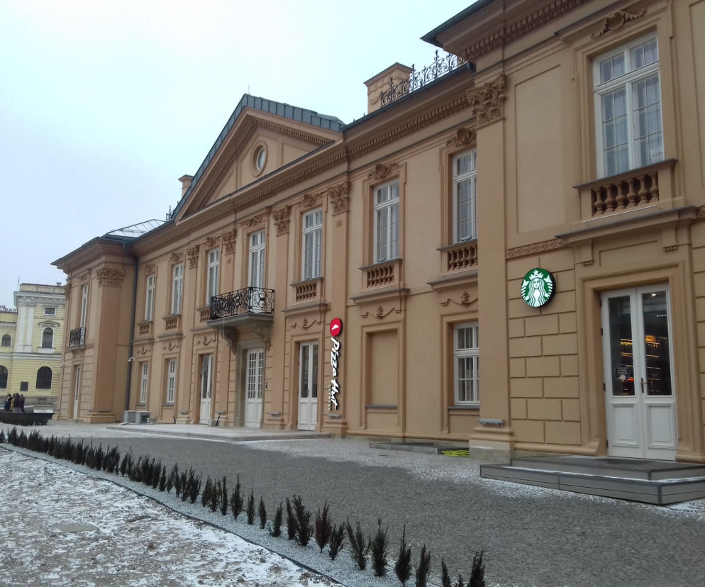 Pałac Wołodkowiczów wygląda jak nowo wybudowany, ale jednocześnie stał się małym centrum handlowym