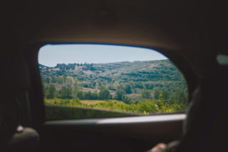Czeka cię długa podróż autem? Uciśnij to miejsce, a zapomnisz o mdłościach