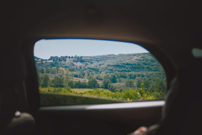 Czeka cię długa podróż autem? Uciśnij to miejsce, a zapomnisz o mdłościach
