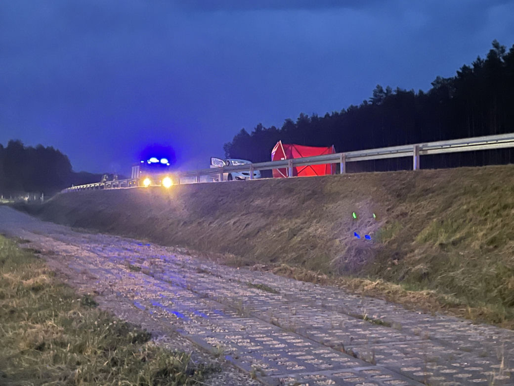 Śmierć na S17 w Woli Duckiej. 24-latek wbiegł pod pędzące BMW. Nie żyje