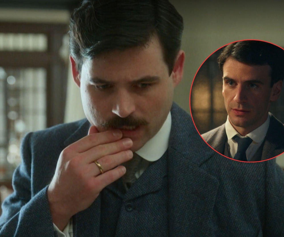 Manuel Luján Ezquerdo z zamyślonym wyrazem twarzy, dłoń z pierścieniem pod brodą, w tle okrągłe ujęcie Abla. Obaj mężczyźni noszą eleganckie, tweedowe garnitury i krawaty, sugerując tajemnicę i intrygę w serialu La Promesa, o którym możesz przeczytać więcej na Super Seriale.