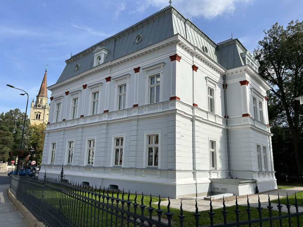 Śluby w zabytkowej willi doktora Issmera. Na zakochanych czeka odnowiona sala pełna malowideł