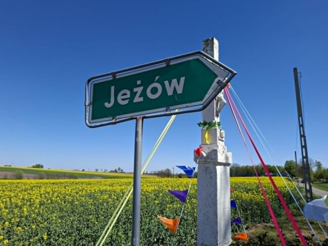 Jeżów. Ta świętokrzyska wieś powstała w XII wieku. Niewielu wie, że była częścią niezwykłej wymiany między zakonnikami. Jak wygląda dziś?