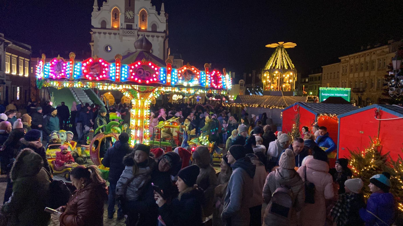 RZESZÓW. Świąteczne Miasteczko na Rynku rozbłysło milionem światełek. Czuć magię świąt! [ZDJĘCIA]