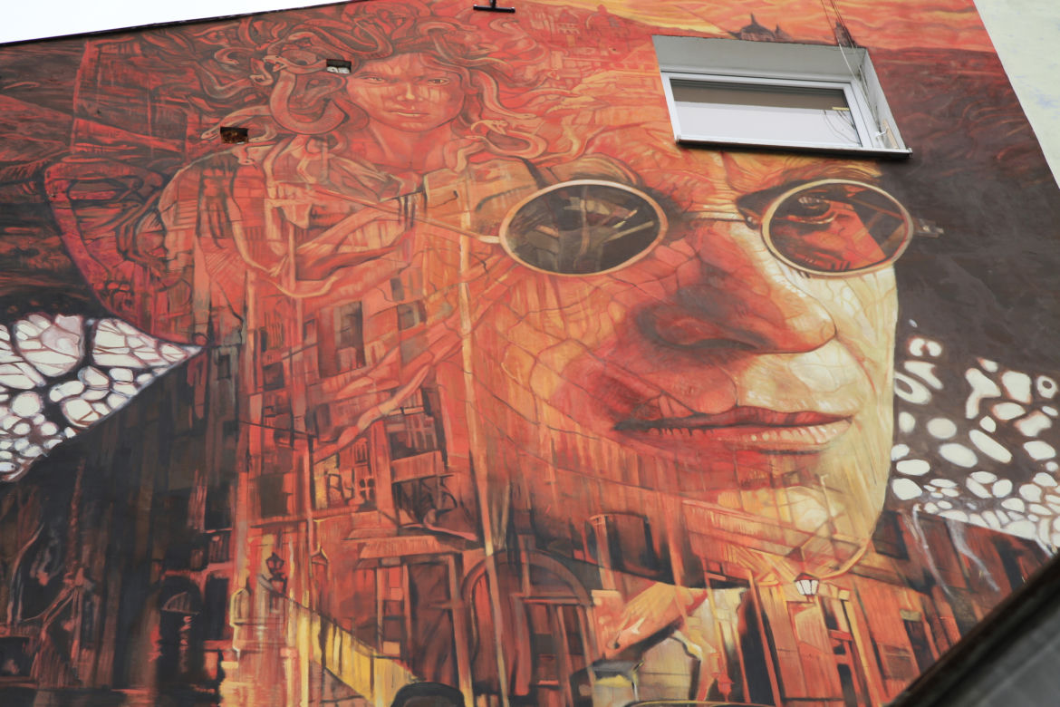 Mural promujący serial "Erynie"