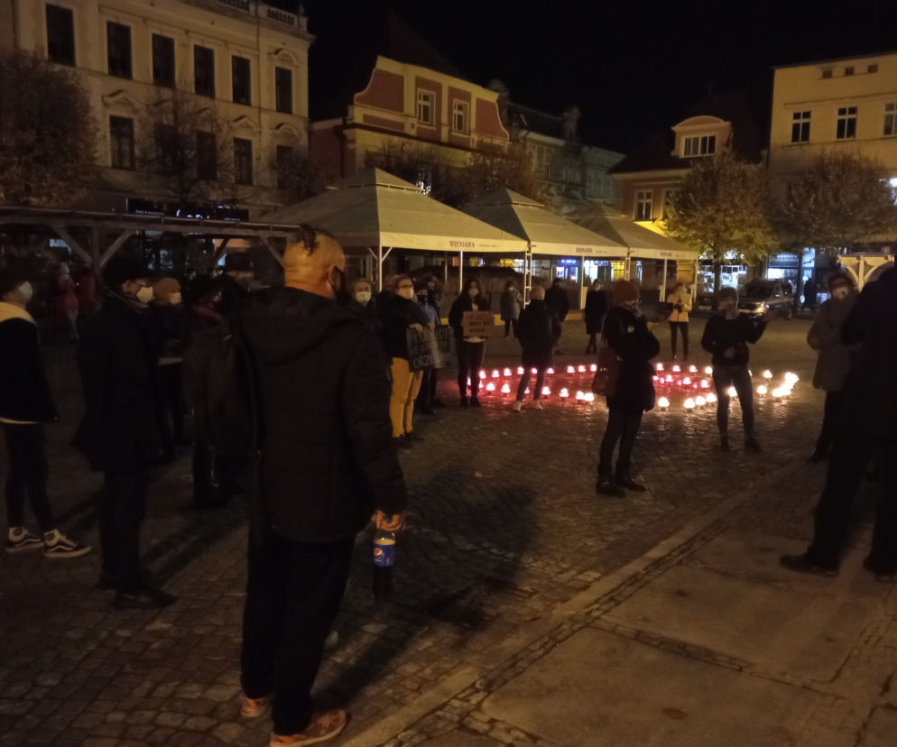 Strajk Kobiet w Lesznie ze zniczami w tle