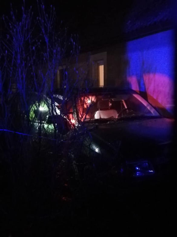 Płock. Zdemolował ogrodzenie i zatrzymał się tuż przed domem! Poszukuje go policja! [ZDJĘCIA]