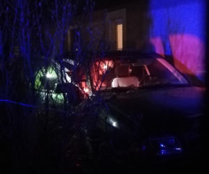 Płock. Zdemolował ogrodzenie i zatrzymał się tuż przed domem! Poszukuje go policja! [ZDJĘCIA]
