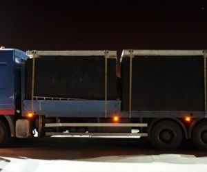 Przeciążony transport szamb betonowych