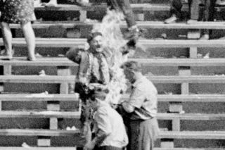 Były żołnierz oblał się benzyną i podpalił na oczach tysięcy widzów. Horror na Stadionie Dziesięciolecia