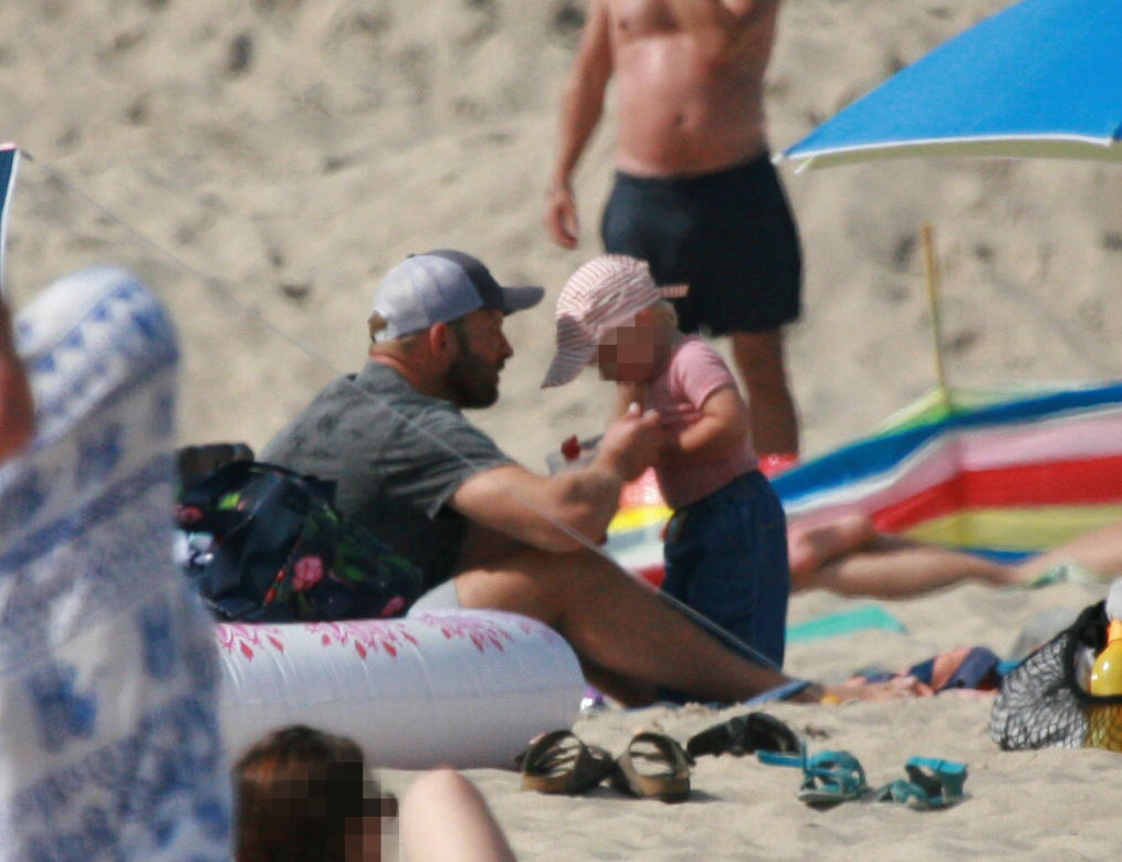 Borys Szyc całuje się na plaży