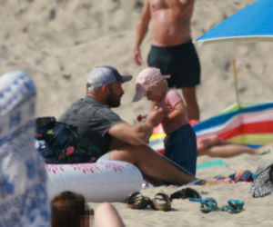 Borys Szyc całuje się na plaży