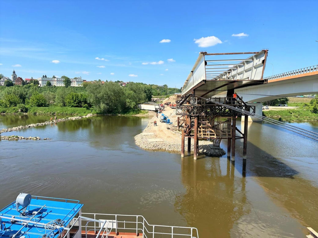 Zakończyła się operacja nasuwania i zespalania około 100-metrowej, ważącej 300 ton części stalowej konstrukcji na znajdującą się w rzece podporę nurtową.
