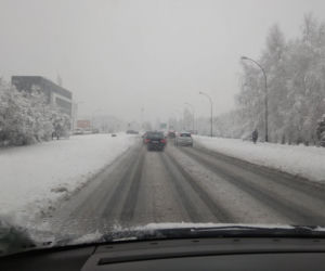 FATALNE warunki na drogach Rzeszowa. Śnieżny ARMAGEDON! [ZDJĘCIA]