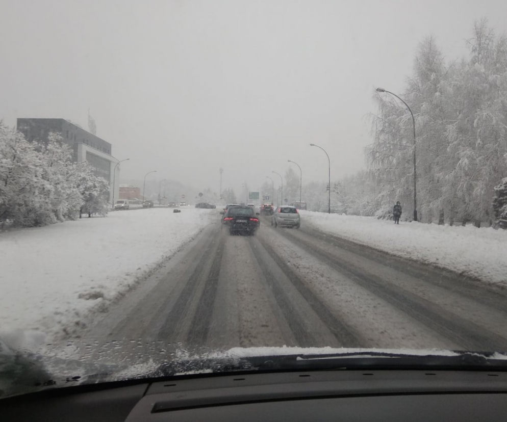 FATALNE warunki na drogach Rzeszowa. Śnieżny ARMAGEDON! [ZDJĘCIA]