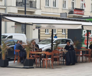 Marszałek Grodzki buszuje między półkami w sklepie