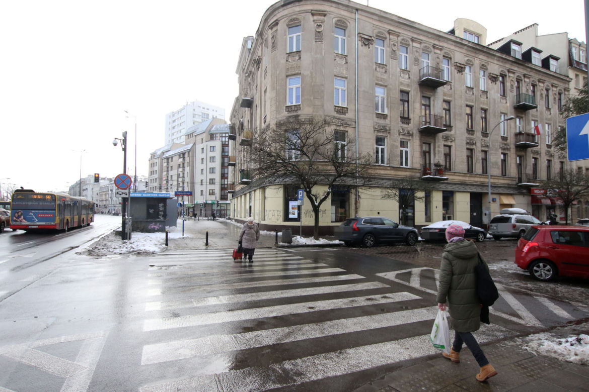 Tu zmarł 38-latek. Poślizgnął się na oblodzonym chodniku i uderzył głową o beton 