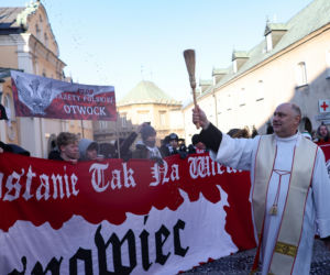 Prezydent na Jasnej Górze wśród kibiców. Podziękował za obronę  hasła „Bóg, Honor, Ojczyzna”