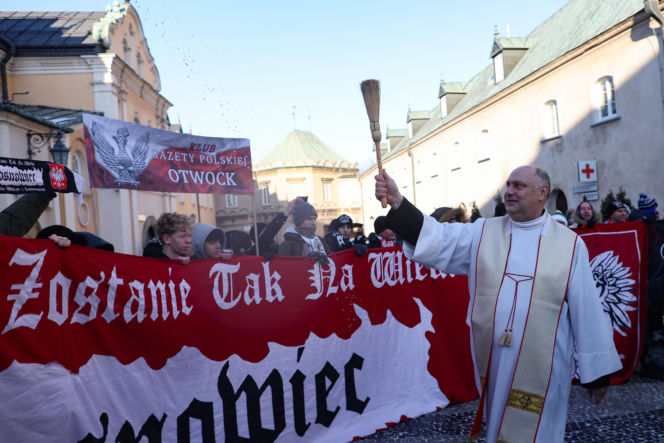 Prezydent na Jasnej Górze wśród kibiców. Podziękował za obronę  hasła „Bóg, Honor, Ojczyzna”