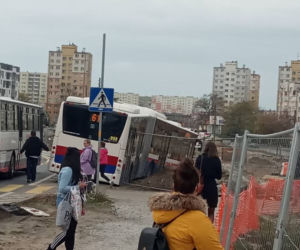 Kierowca autobusu stracił przytomność i wjechał w dziurę!
