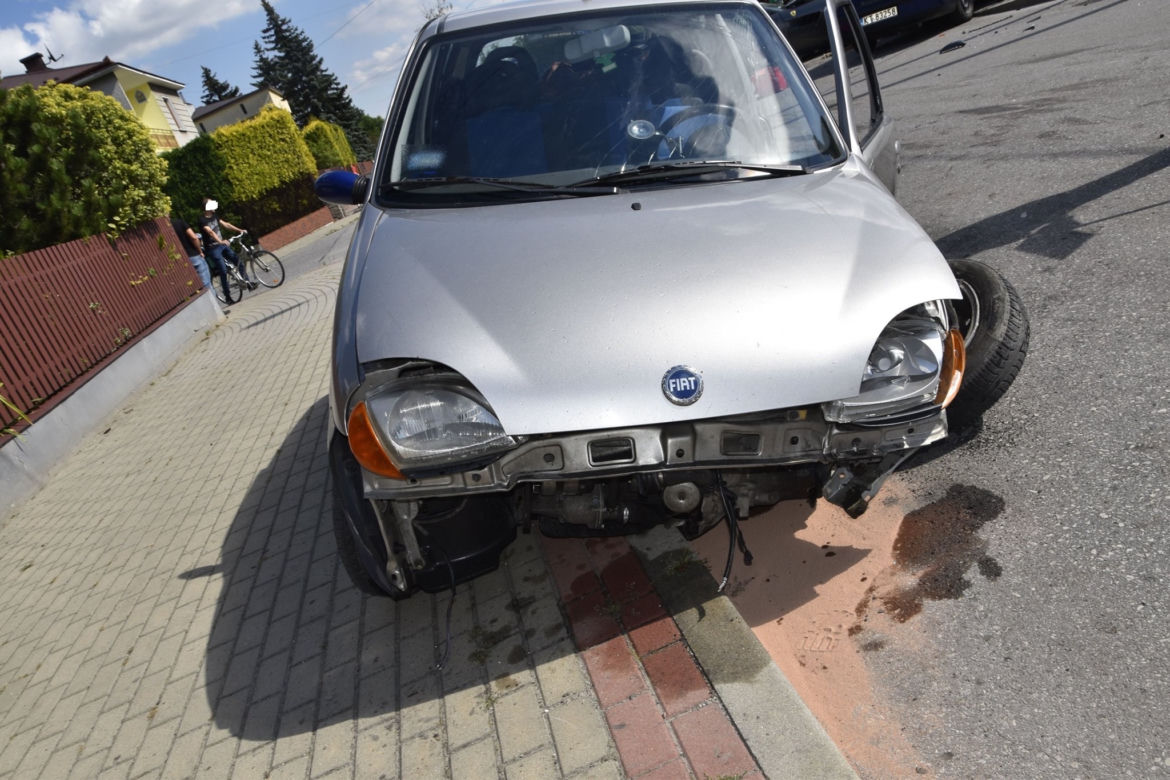 Kolizja trzech aut na skrzyżowaniu Jaracza i Ćwiklińskiej w Tarnowie
