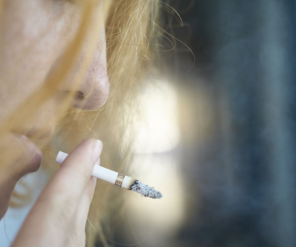 Płońsk: Pielęgniarki BEZ MASECZEK palą papierosy przed szpitalem! Razem z nimi kobiety W CIĄŻY