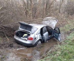 Dybków: Kompletnie pijany kierowca wjechał do rowu. Miał ponad 3 promile [FOTO]