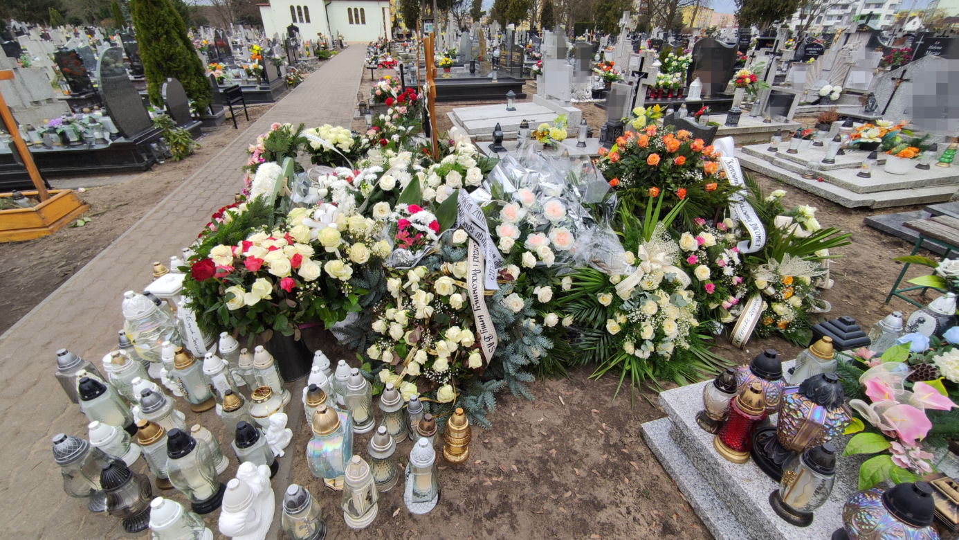 Weronika zginęła w potwornym wypadku, gdy jechała z psem na szczepienie. Grób 18-latki utonął w kwiatach
