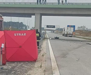Tragiczny wypadek na autostradzie A2 na wysokości Łukowiska. 31-letni kierowca motocykla zderzył się z TIR-em