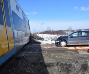 O krok od tragedii w Małopolsce! Wjechała wprost pod pociąg