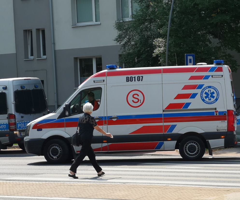Wypadek rowerzysty w centrum Białegostoku. Pieszy wtargnął na ścieżkę rowerową. 27-latek w szpitalu