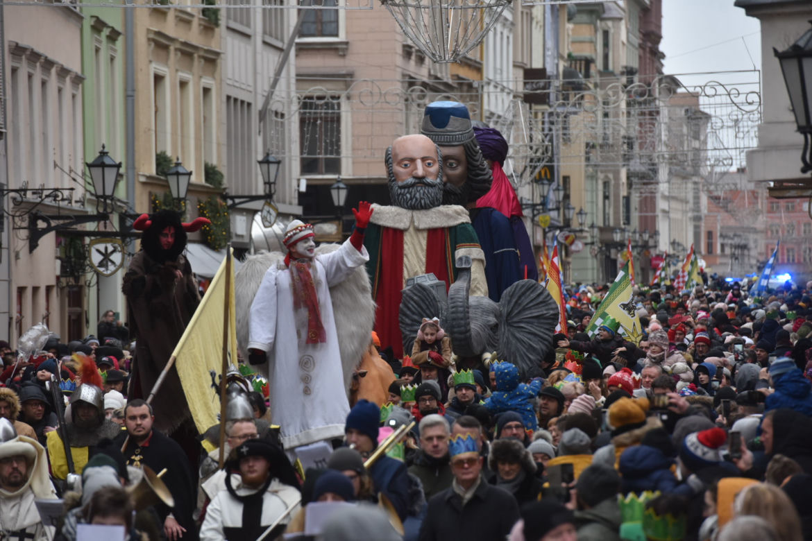 Orszak Trzech Króli 2023 w Toruniu. Efektowne figury, piękne kolory i aktywiści o dramacie uchodźców
