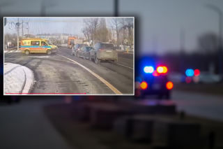 Zatrzymał się, by przepuścić karetkę. Sekundy później doszło do karambolu!