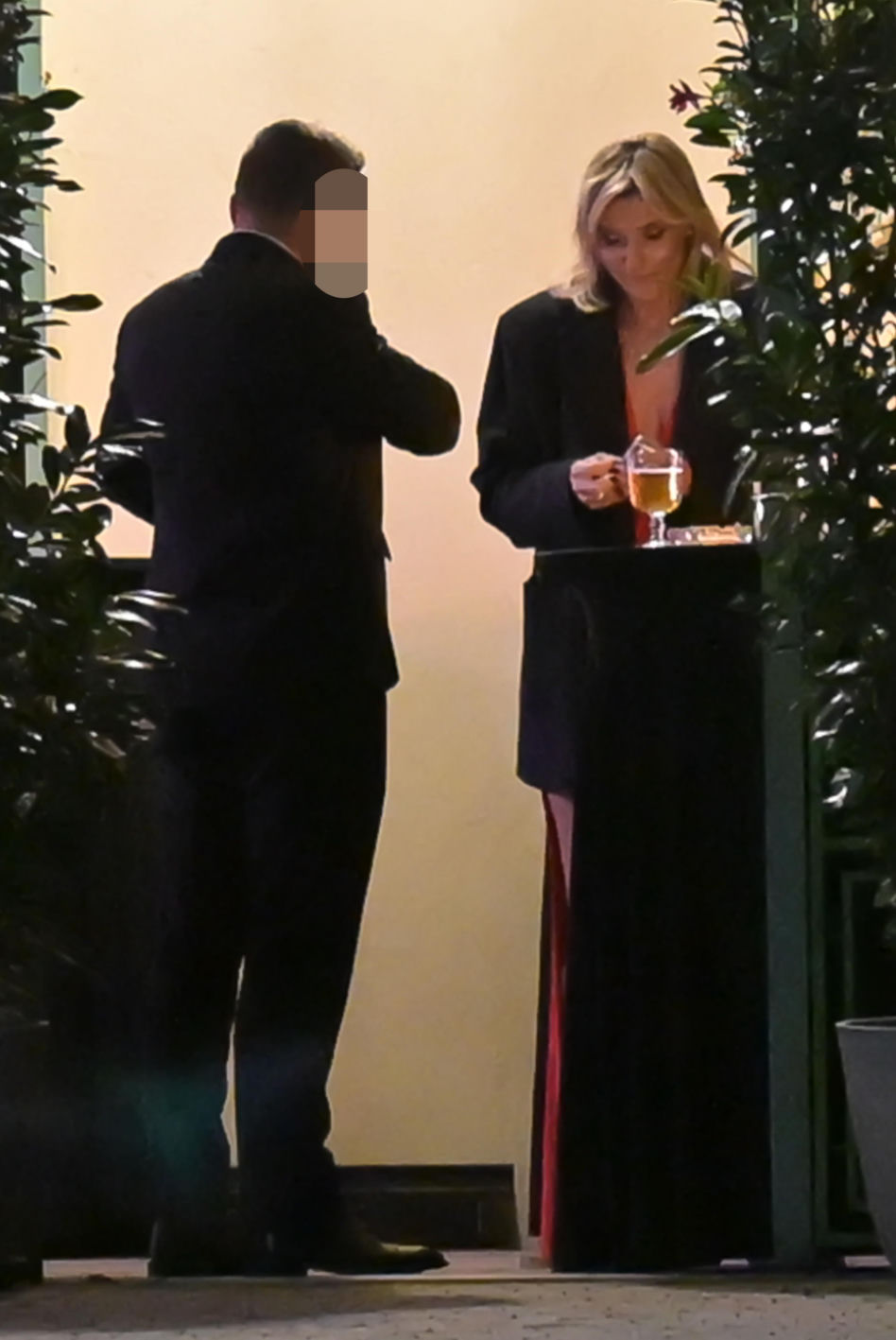 Anna Lewandowska w nocy pali elektryczne papierosy