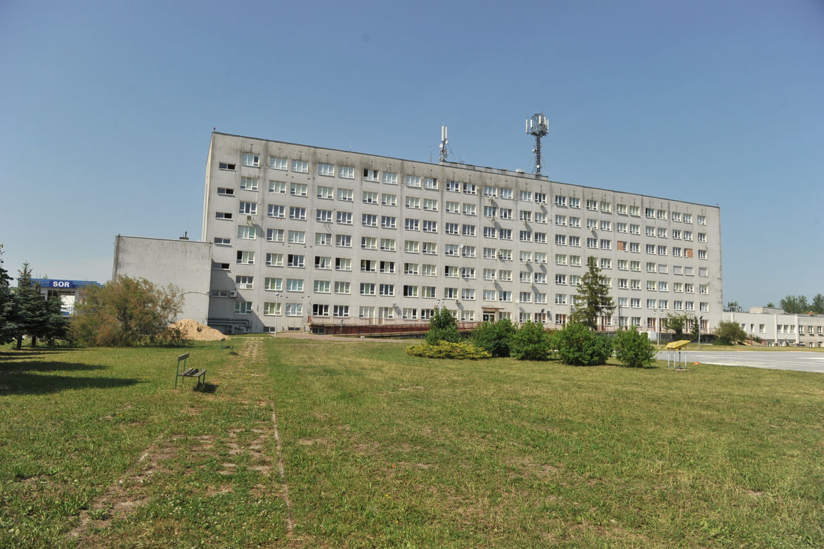 Ciechanów. Dramatyczna akcja ratunkowa w szpitalu. Nie żyje 36-latek, który spadł z wysokości