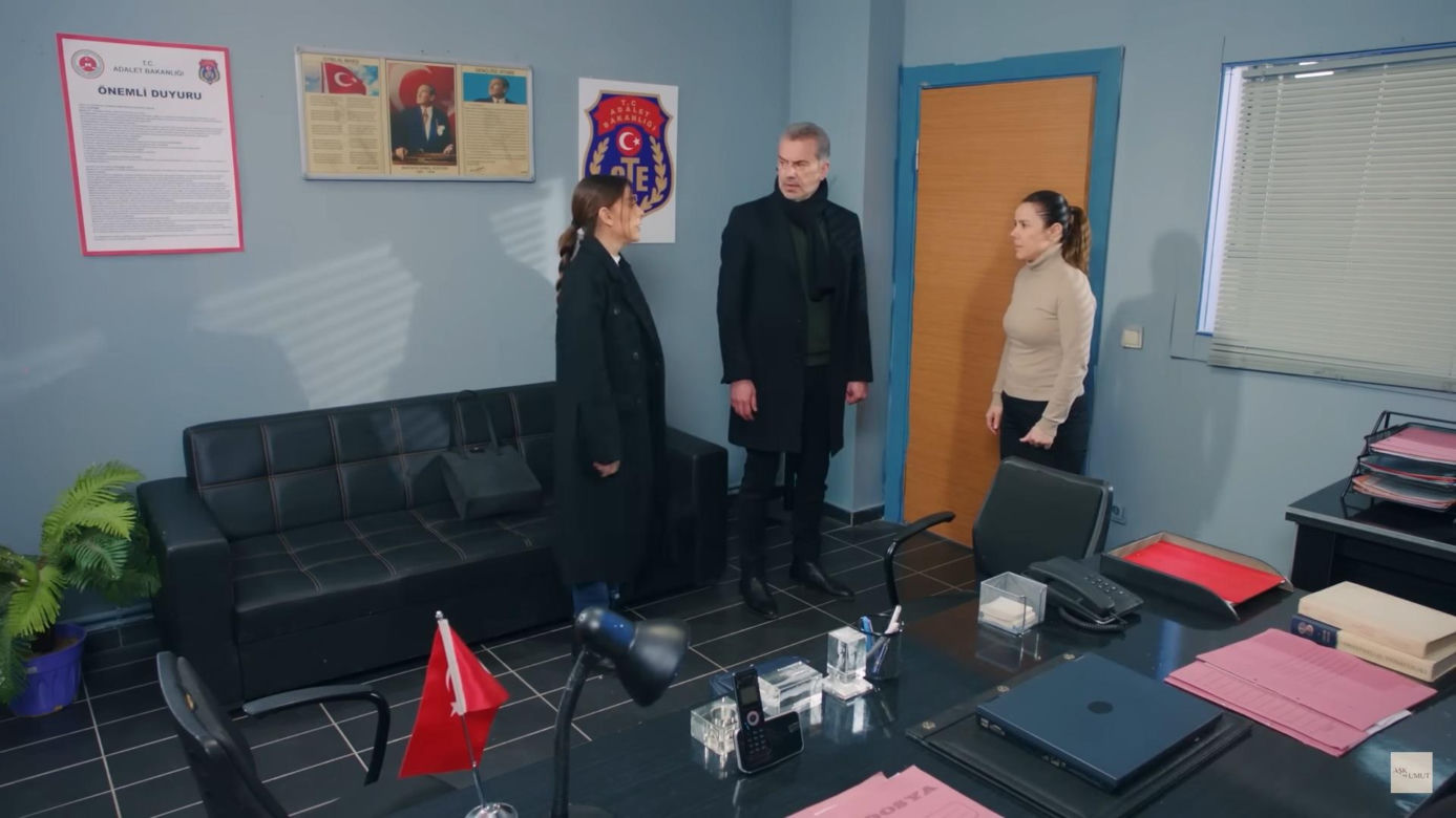 Zeynep zapyta Bülenta o jego relacje z jej matką