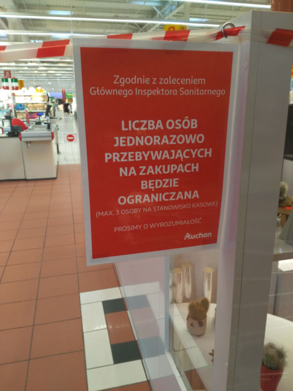 Toruń. Ogromna kolejka do hipermarketu