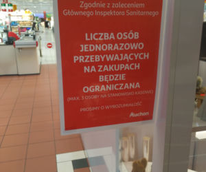 Toruń. Ogromna kolejka do hipermarketu