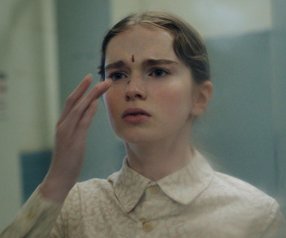 Summer H. Howell jako Carrie White z kroplami krwi na czole. O kulisach serialu grozy przeczytasz w serwisie Eska.
