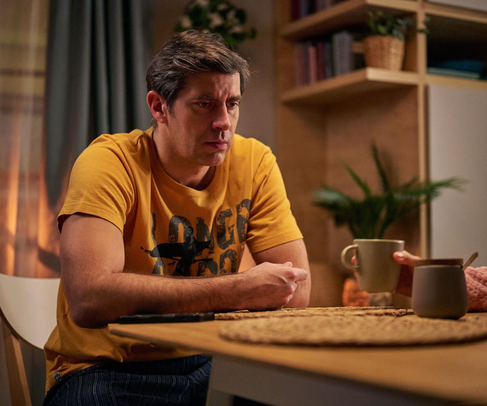 Na Wspólnej, odcinek 4166: Mikołaj i Ksawery wpadają w panikę, gdy znajdują ten sam pozytywny test ciążowy