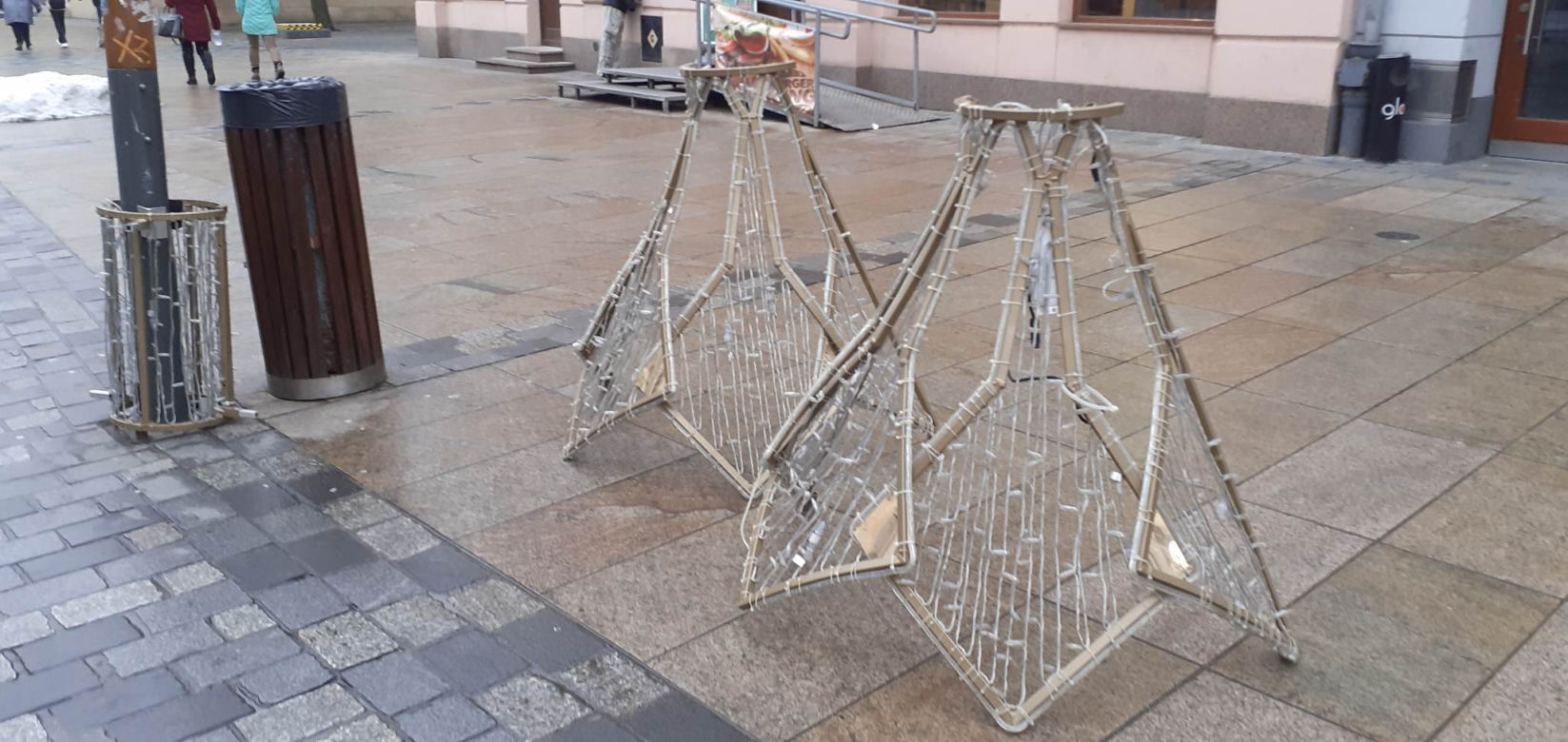 Na lubelskim deptaku już montują świetlne instalacje. Już za parę dni będzie pięknie! [GALERIA]