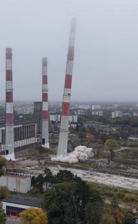 Przez blisko 70 lat były symbolem Łodzi. Trzy kominy EC2 przestały istnieć