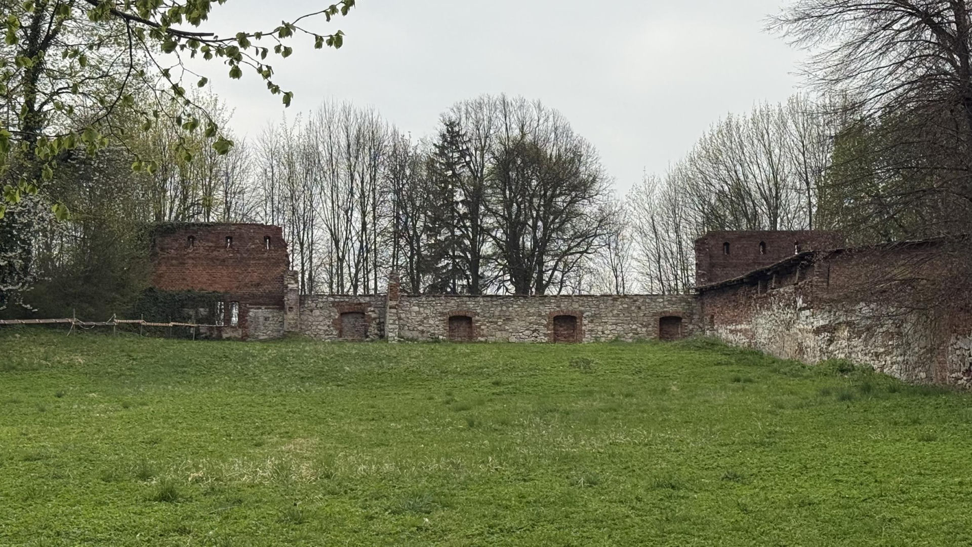 Pałac w Pilicy, wspaniała rezydencja która od dekad popada w ruinę