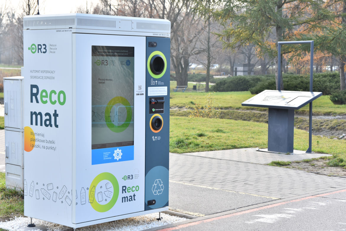 Nowe butelkomaty na Woli. „Plastik jest szkodliwy i oddawanie go do recyklingu jest kluczowe”