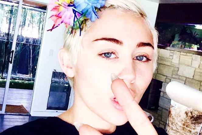 Miley Cyrus chwali się nową fryzurą i dziwnym tatuażem!